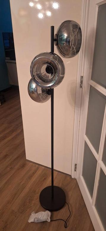 Gloednieuwe vloerlamp smoke glas zwart beschikbaar voor biedingen