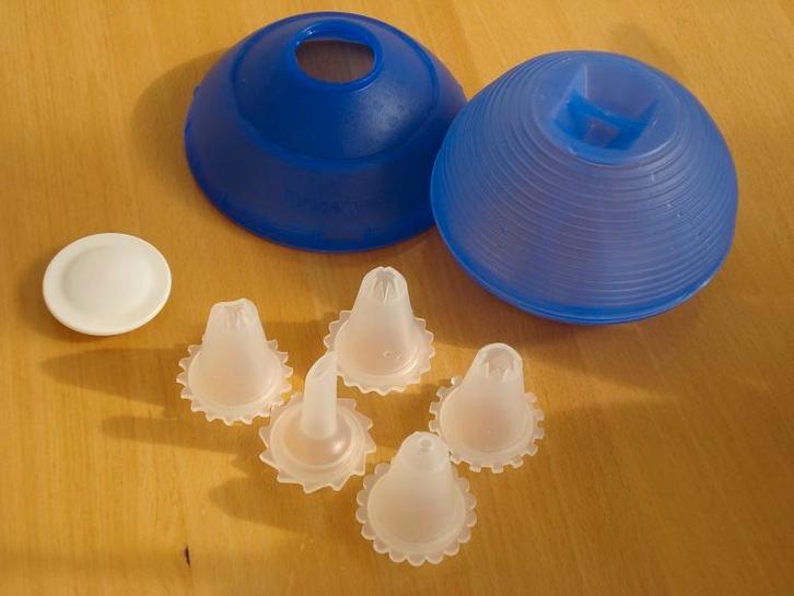 Slagroombol met spuitmondjes, en meer Tupperware, Huis en Inrichting, Keuken | Tupperware, Zo goed als nieuw, Bak of Kom, Blauw