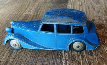 Dinky Toys Triumph Sedan, vroeg model zonder ramen. beschikbaar voor biedingen