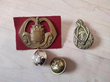 militaire emblemen en knopen beschikbaar voor biedingen