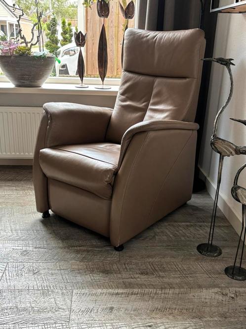 Relax stoel beige met sta-op functie Prominent, Huis en Inrichting, Fauteuils, Gebruikt, Leer, 50 tot 75 cm, Minder dan 75 cm