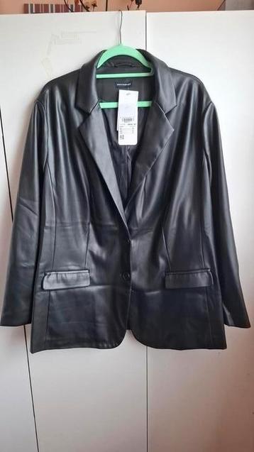 Nieuwe zwarte  blazer in leerlook geheel gevoerd maat 50. beschikbaar voor biedingen