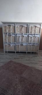 Leuke kast met allemaal  rietenmanden om spullen in te doen, Huis en Inrichting, Kasten | Ladekasten, Ophalen, Zo goed als nieuw