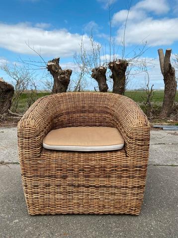 Grote rotan fauteuil beschikbaar voor biedingen