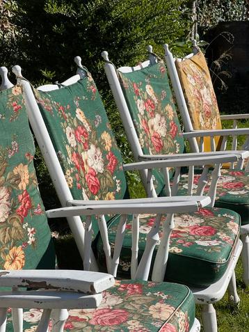 Eikenhouten stoelen met bloemen kussen jaren 70 beschikbaar voor biedingen