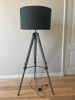 Vloerlamp, driepoots, zwarte kap, Huis en Inrichting, Lampen | Vloerlampen, Ophalen, Gebruikt, 150 tot 200 cm