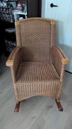 Prachtige retro rotan schommelstoel, Huis en Inrichting, Stoelen, Ophalen, Zo goed als nieuw, Bruin, Eén