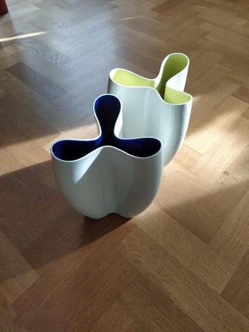 2 design vazen van kunstenaar Frans Ottink, blauw en geel beschikbaar voor biedingen