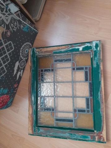 Glas in lood raam met houten frame beschikbaar voor biedingen