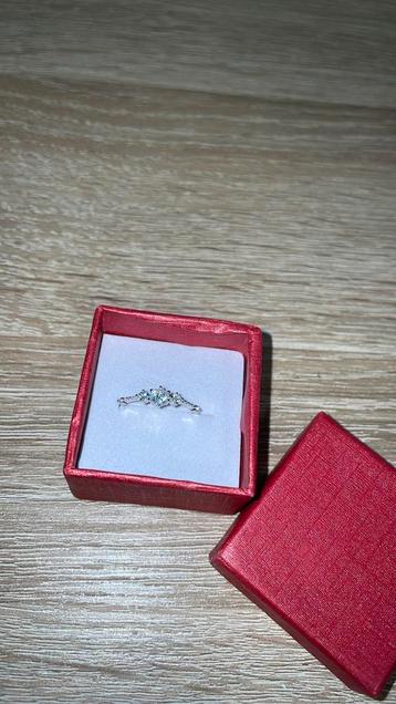 Zilveren ring luxe beschikbaar voor biedingen