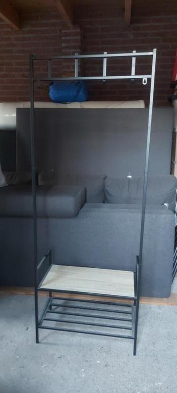 Garderoberek Hal beschikbaar voor biedingen