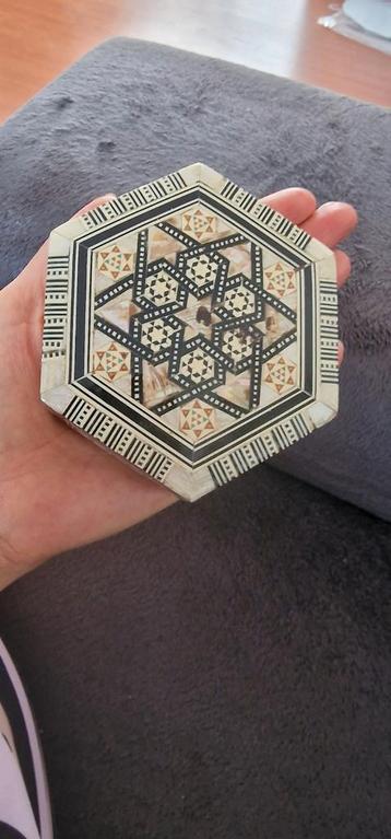 Vintage Hand gemaakt parelmoer juwelen doos beschikbaar voor biedingen