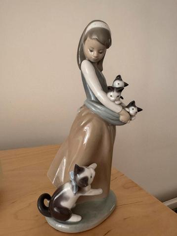 Lladro beeldje van meisje met poes en kittens beschikbaar voor biedingen