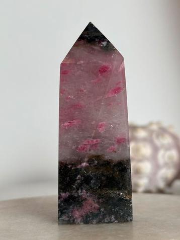 Rhodoniet in kwarts toren beschikbaar voor biedingen