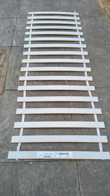 Twee losse bedbodems met verende latten 200x70cm, per 2 beschikbaar voor biedingen