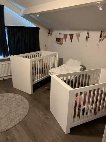 2 ledikantjes met commode beschikbaar voor biedingen