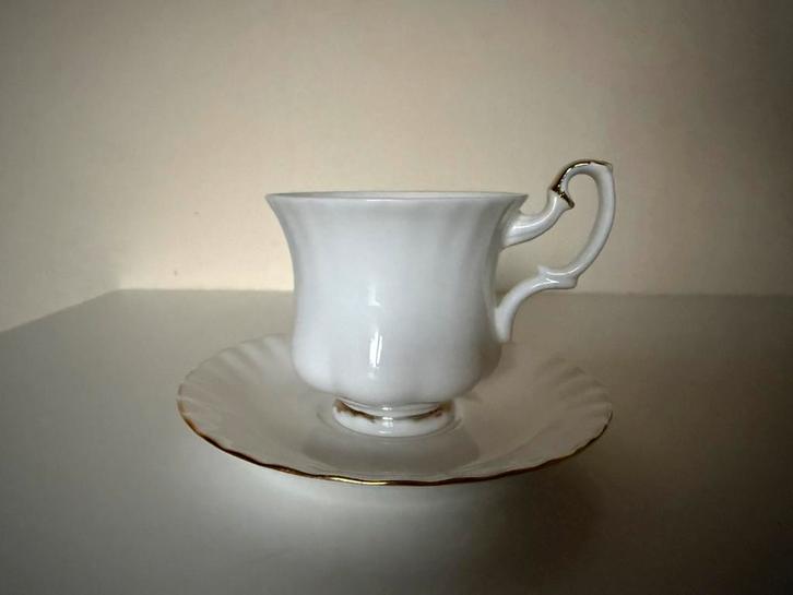 Royal Albert Val d’Or dameskopje met schotel, Antiek en Kunst, Antiek | Servies los, Ophalen of Verzenden