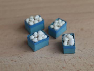 Doosjes boordevol champignons. beschikbaar voor biedingen