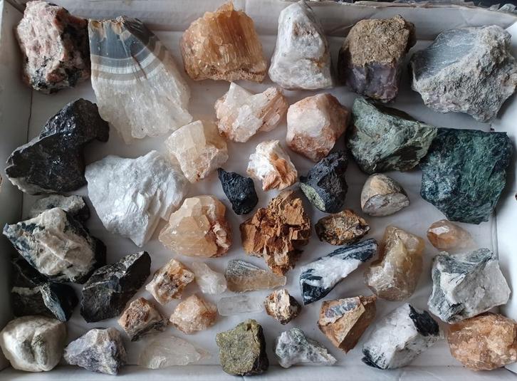 Verzameling ruwe mineralen (B), Verzamelen, Mineralen en Fossielen, Mineraal, Ophalen of Verzenden