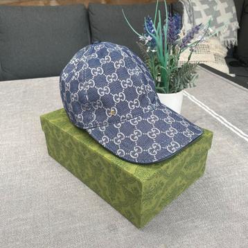 Gucci pet blauw beschikbaar voor biedingen