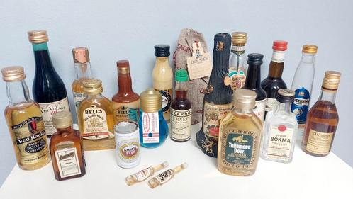22 oude kleine, volle miniatuur drankflesjes, Verzamelen, Complete verzamelingen en Collecties, Ophalen of Verzenden
