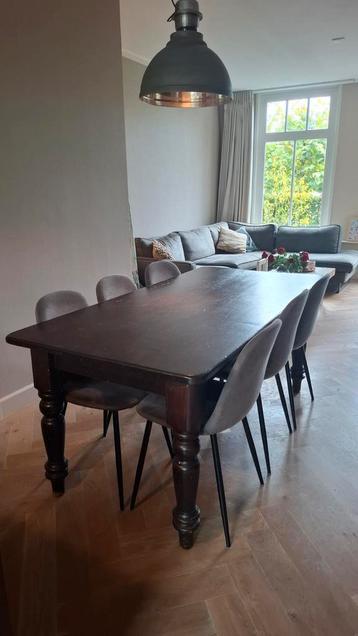 Eettafel met 6 stoelen beschikbaar voor biedingen