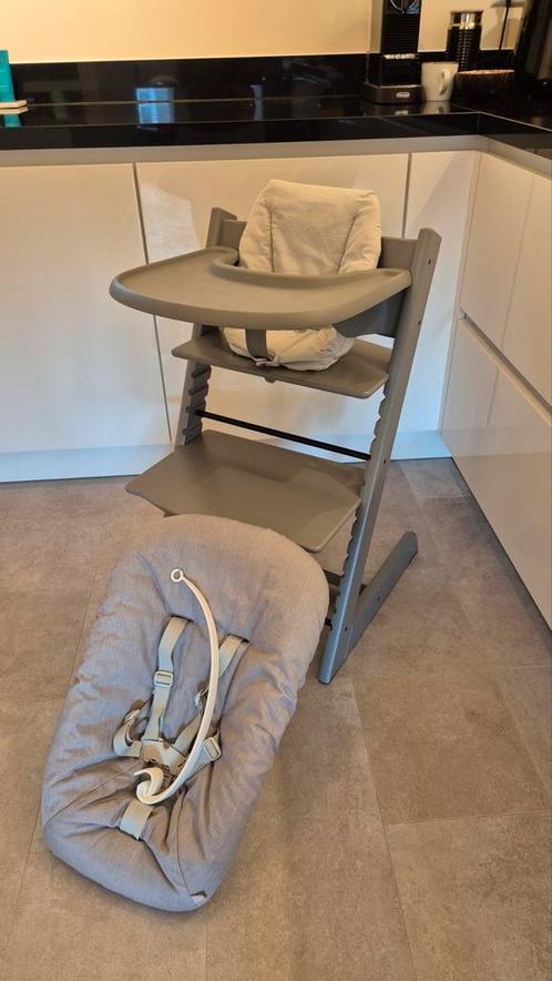 Mooie en complete Stokke Tripp Trapp stoel, lichtgrijs!, Kinderen en Baby's, Kinderstoelen, Zo goed als nieuw, Meegroeistoel, Aanschuifbaar