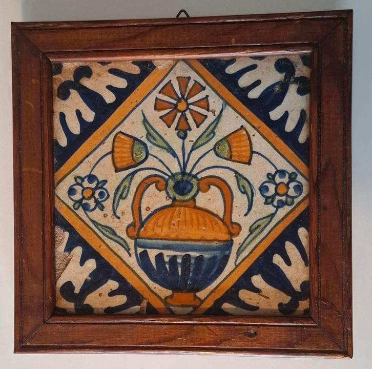 Antieke tegel met polychroom bloemdecor, Antiek en Kunst, Antiek | Wandborden en Tegels, Ophalen of Verzenden