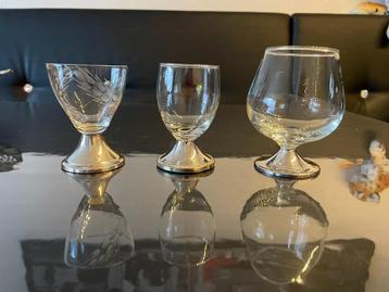 3 borrelglaasjes met zilverkleurige voet beschikbaar voor biedingen