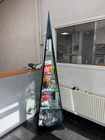 Glazen vitrinekast pyramidevorm met licht beschikbaar voor biedingen
