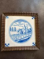 Friese landschapstegel kerk met huisjes, Antiek en Kunst, Antiek | Wandborden en Tegels, Ophalen of Verzenden