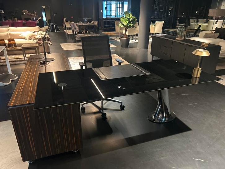 Modern bureau met zwart glazen blad, Huis en Inrichting, Bureaus, Zo goed als nieuw, Bureau, In hoogte verstelbaar, Ophalen