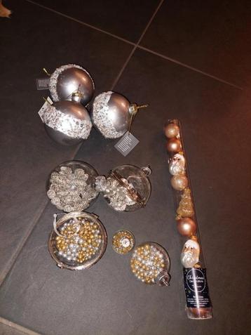 Diverse kerstballen glas - zilver / kerstdecoratie beschikbaar voor biedingen