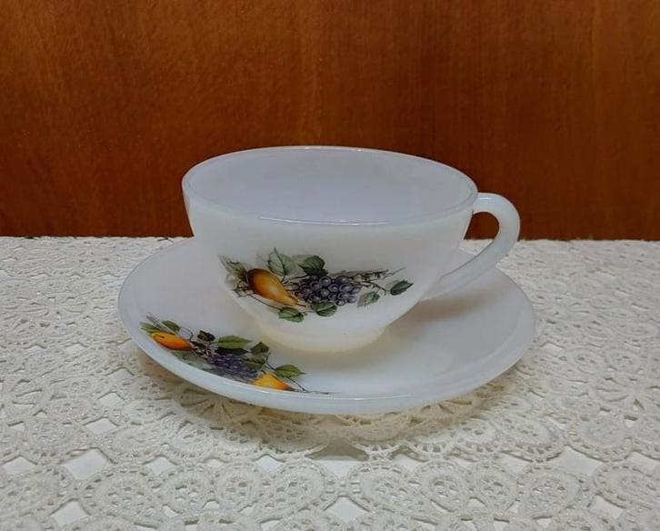 Vintage melkglas kop en schotel Arcopal 12 beschikbaar, Huis en Inrichting, Keuken | Servies, Kop(pen) en/of Schotel(s), Overige stijlen