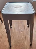 Metalen kruk - plantentafel - grijs - industrieel, Metaal of Aluminium, Vierkant, Zo goed als nieuw, Ophalen