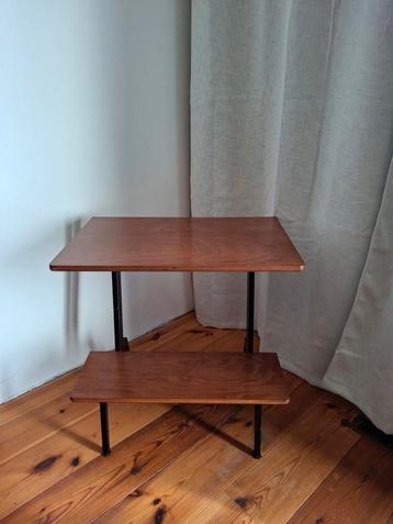 Vintage televisietafel beschikbaar voor biedingen