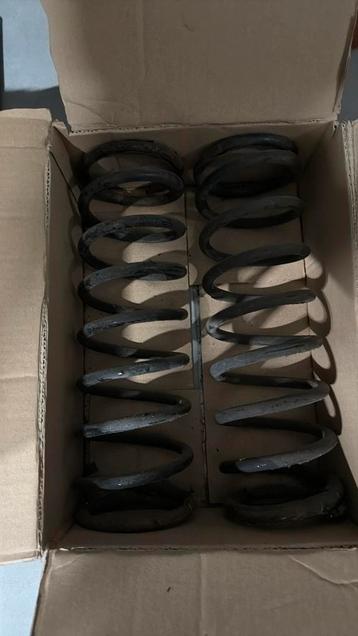 Hulpveren landrover defender 110/130 achter. RRC3266 beschikbaar voor biedingen