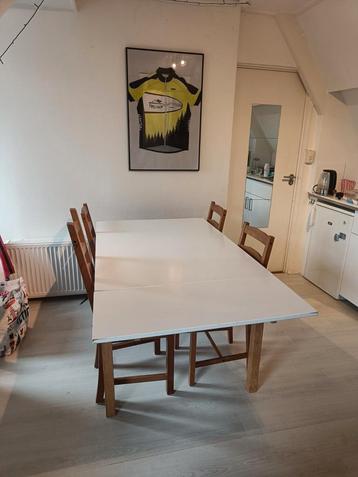 Uitschuifbare eettafel incl stoelen beschikbaar voor biedingen