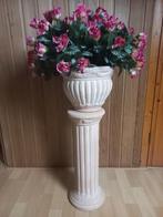 Bloempot op sokkel met roze bloemen, Huis en Inrichting, Woonaccessoires | Zuilen en Pilaren, Ophalen, Zo goed als nieuw