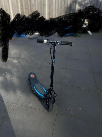 Blauwe elektrische step beschikbaar voor biedingen