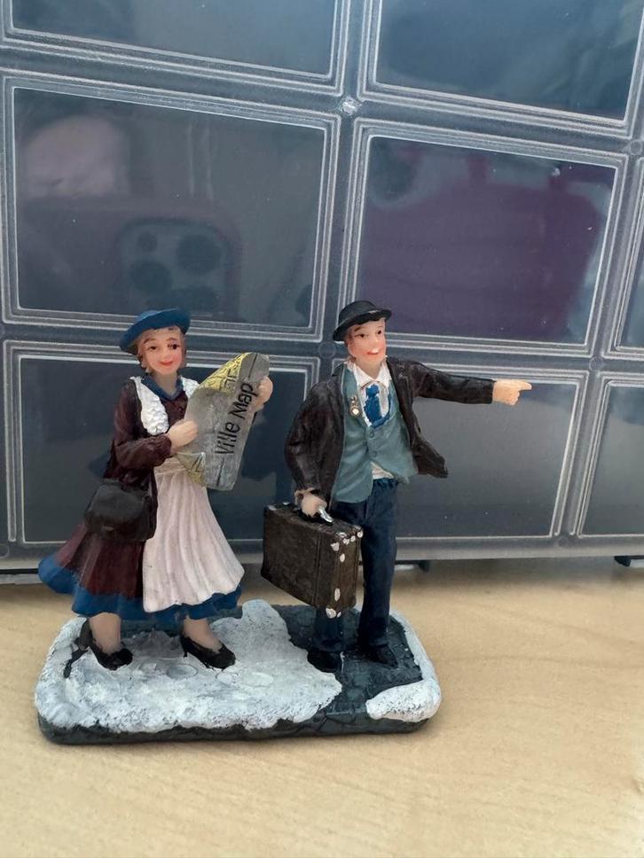 LuvillecVintage Beeldje: Man en Vrouw met Kaart, Diversen, Kerst, Zo goed als nieuw, Ophalen of Verzenden
