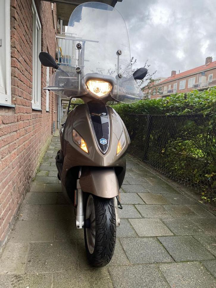 Zeer nette Piaggio Zip Fly, Fietsen en Brommers, Scooters | Piaggio, Zo goed als nieuw, Fly, Maximaal 25 km/u, Benzine, Ophalen