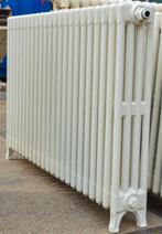 Twee gebroken witte gietijzeren radiatoren, Doe-het-zelf en Verbouw, Verwarming en Radiatoren, 30 tot 80 cm, 500 tot 800 watt