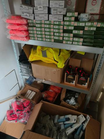 Restpartij noodproducten van een noodpakkettenwebshop beschikbaar voor biedingen