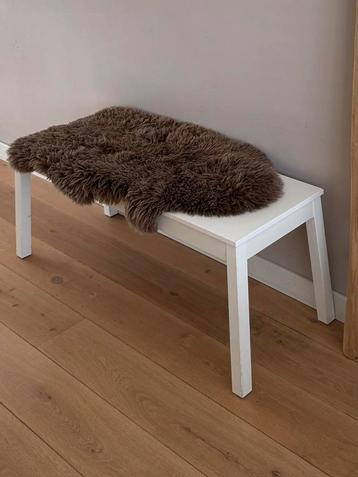 Wit Ikea bankje excl schapenvacht