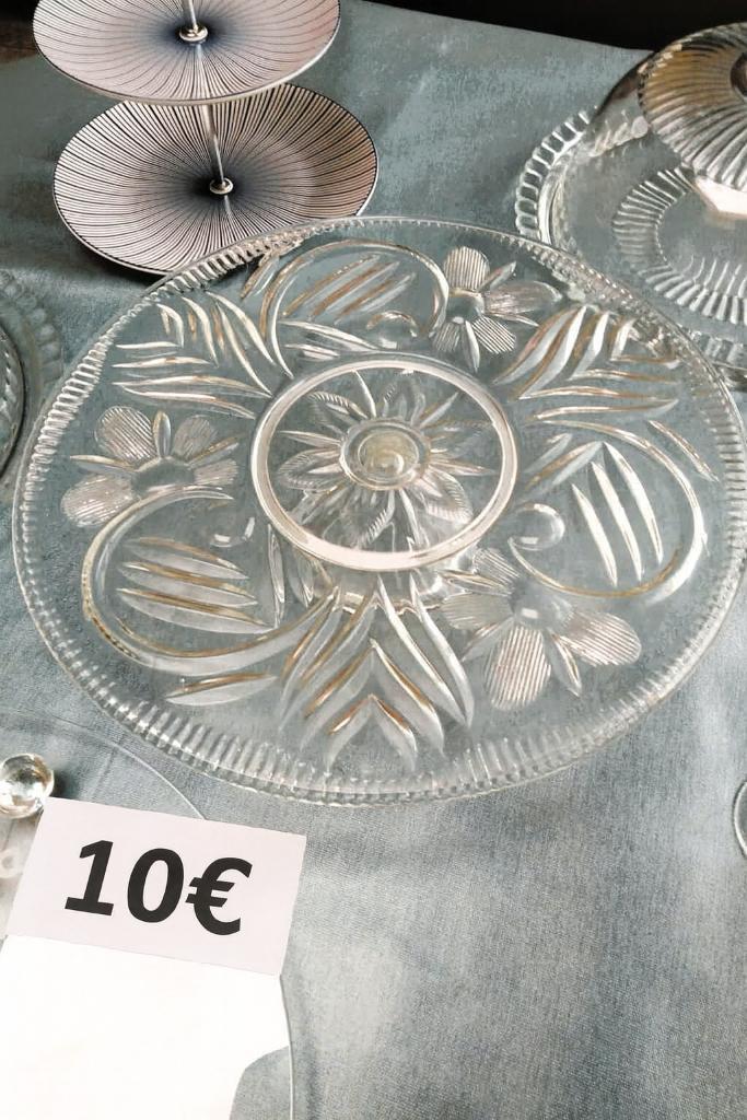 Geëtste glazen taartschotel op voet., Antiek en Kunst, Antiek | Glas en Kristal, Ophalen of Verzenden