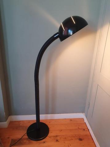 Grote zwarte leeslamp/staande lamp met opengewerkte kap beschikbaar voor biedingen