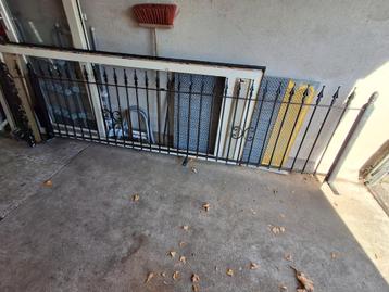 Mooi poort met hekwerk   beschikbaar voor biedingen