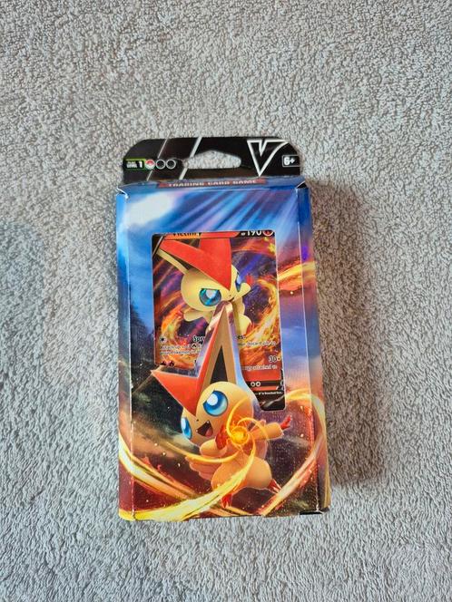 POKEMON V BATTLE DECK VICTINI, Hobby en Vrije tijd, Verzamelkaartspellen | Pokémon, Nieuw, Ophalen of Verzenden