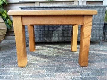Bijzettafel of tv-tafel massief eikenhout beschikbaar voor biedingen